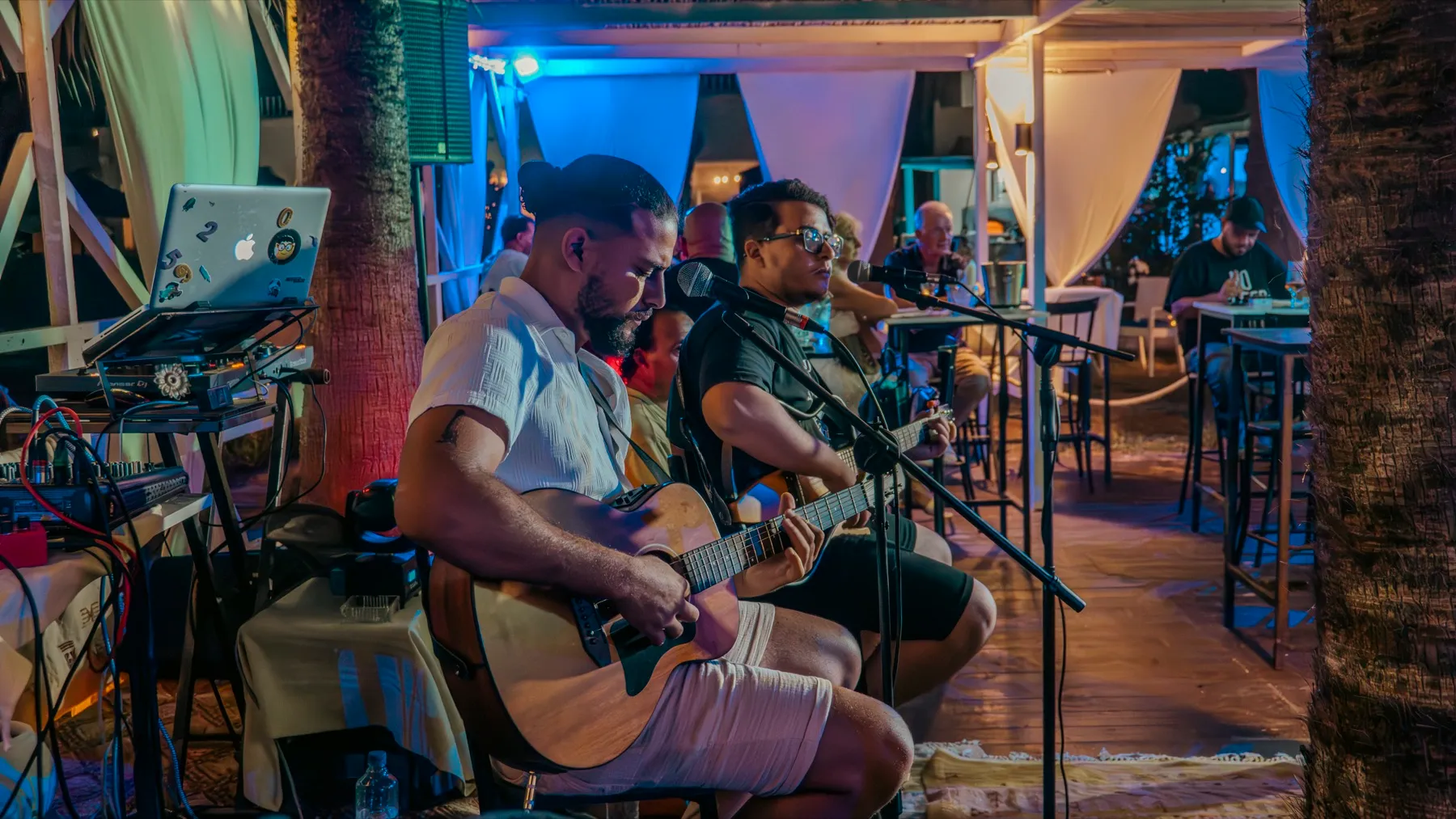 Musiciens jouant en live lors d'une soirée au beach bar de Dar El Bhar
