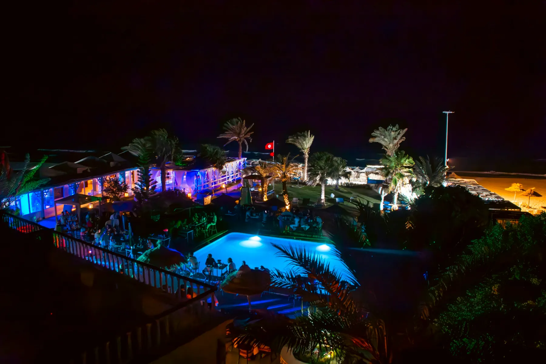 Vue de nuit sur le beach bar et les jardins éclairés de Dar El Bhar