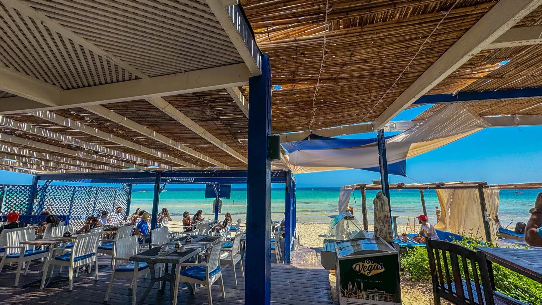 La plage de Sidi Mehrez vue depuis le beach bar de Dar El Bhar : sable blanc et mer turquoise