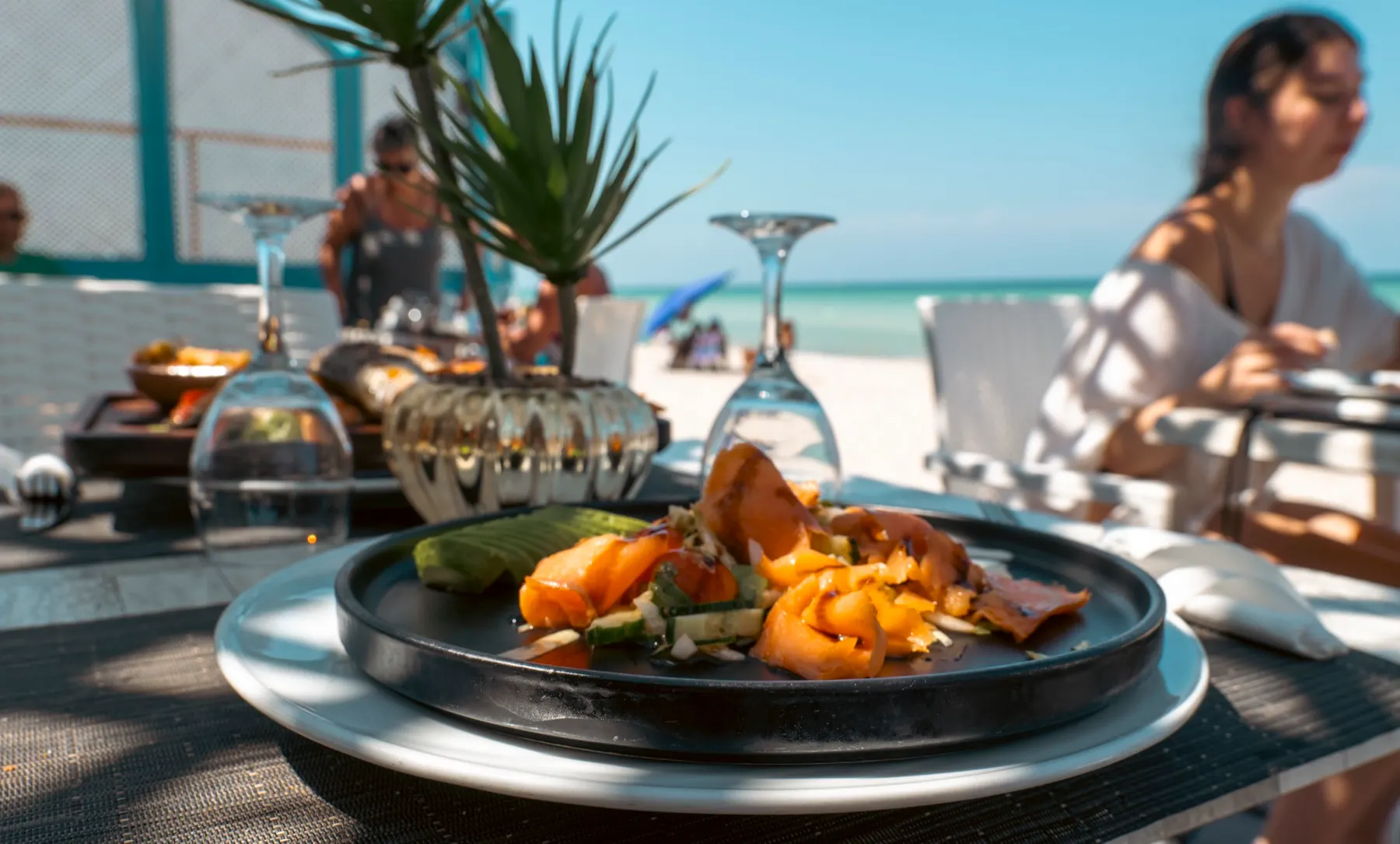 Plat tunisien servi au restaurant de Dar El Bhar, dressé sous cloche en terre cuite